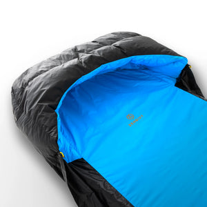 Configure the Light Sheet 10º with a Light Quilt to make a complete Light Bed. The hood is insulated with 800 fill-power HyperDRY™ down to perfectly match our Light Quilt 10°.